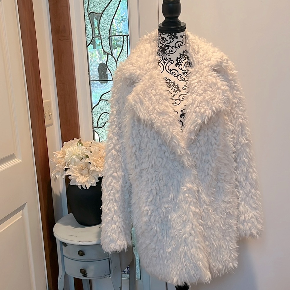 Karen Kane Large Faux Fur White Coat Large